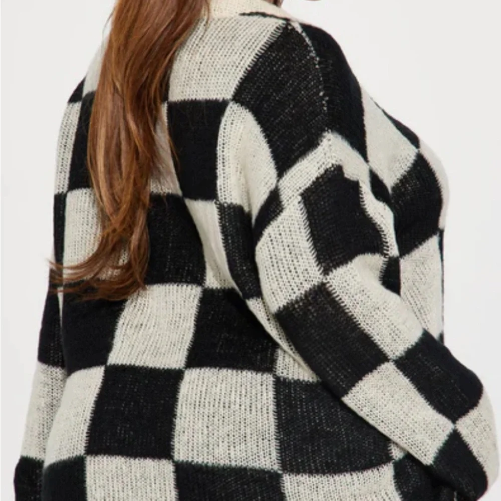 ⭐️Fashion Nova Black and White Checkered Sweater M - Picture 3 of 3